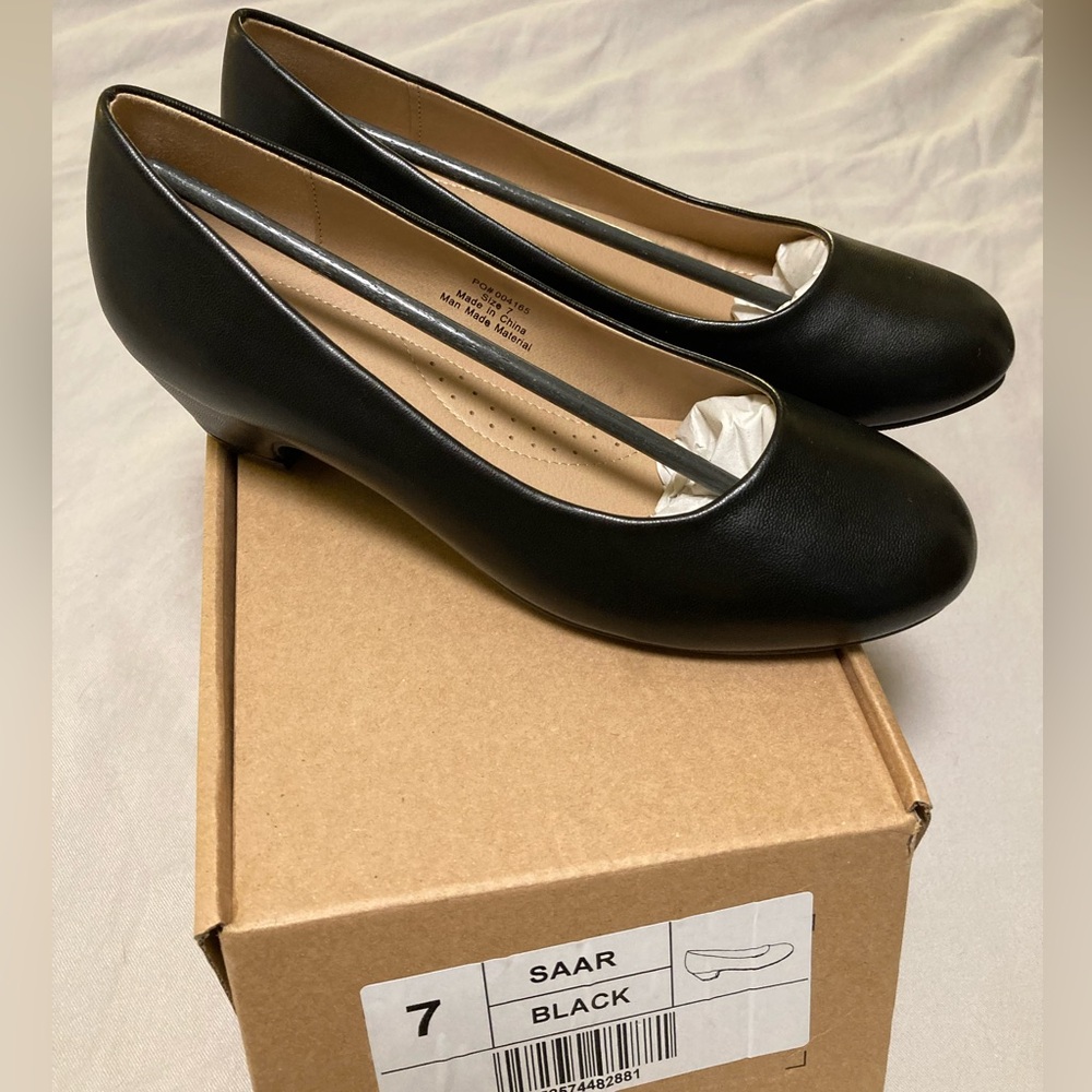 Journee Collection Saar kitten heel round-toe black pumps